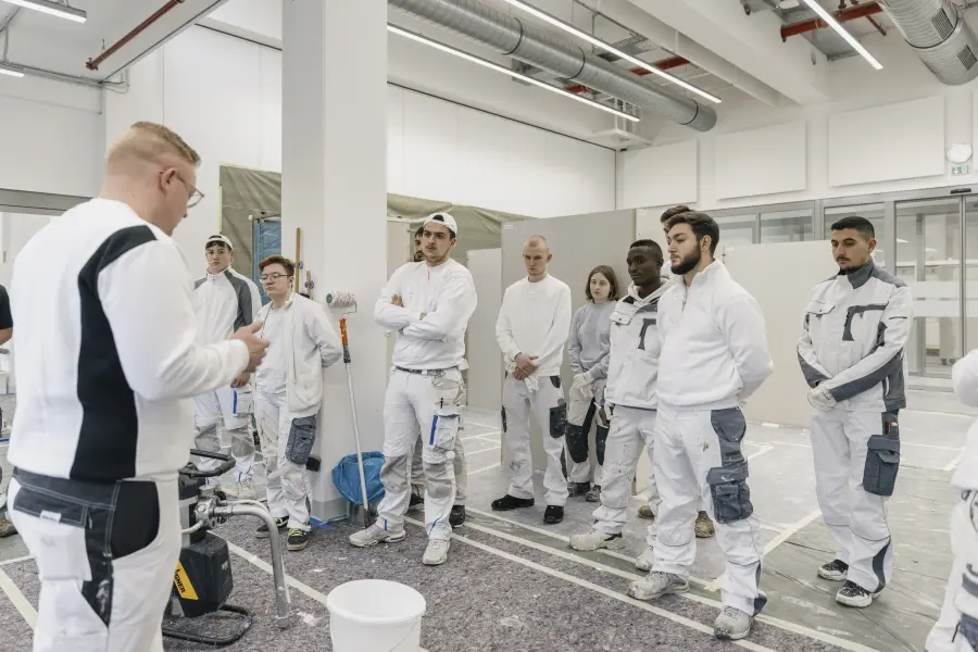 Gruppe Azubis hört im Kreis Auszubilder zu