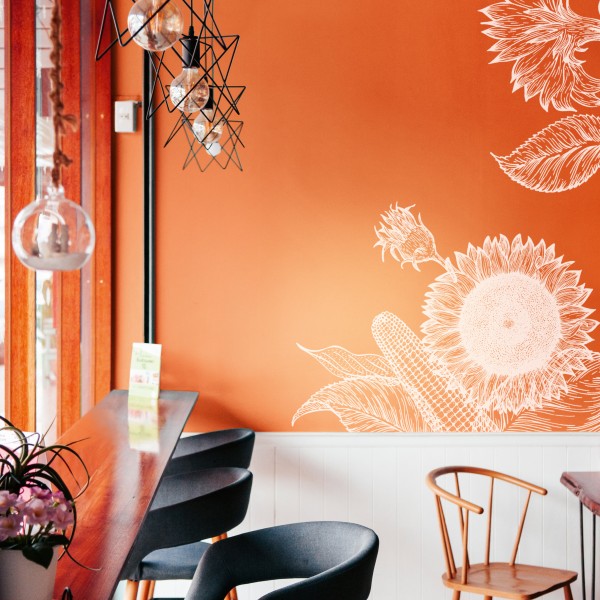 Orangene Tapete mit weißer Blume