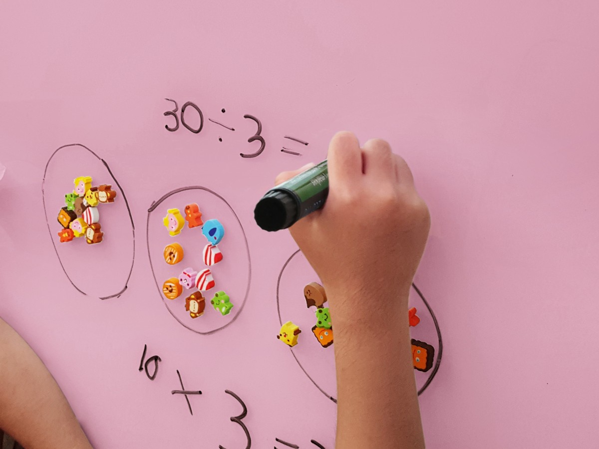 Person schreibt auf Whiteboard