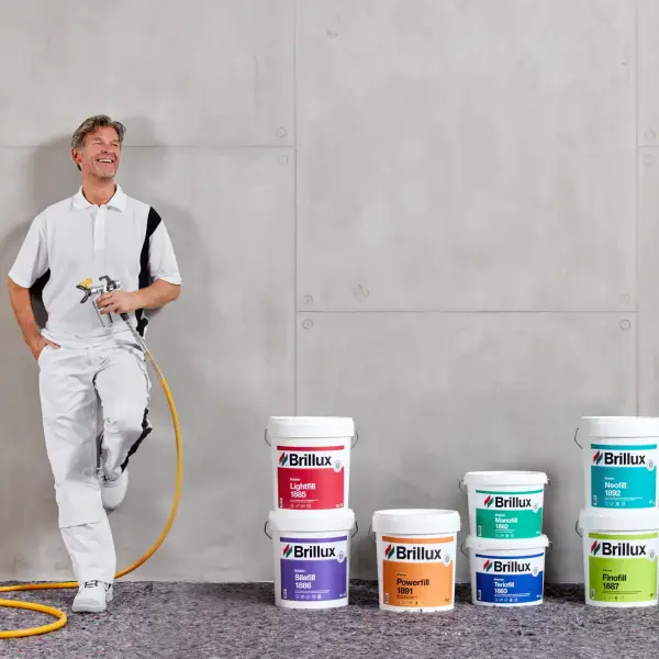 Brillux Produkte stehen auf dem Boden vor einer Wand