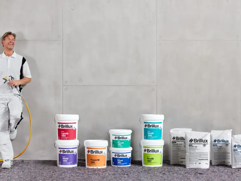 Brillux Produkte stehen auf dem Boden vor einer Wand