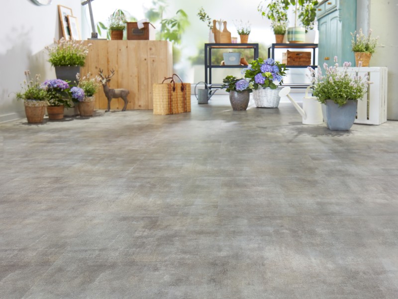 Ein Boden mit Pflanzen und Dekoelementen