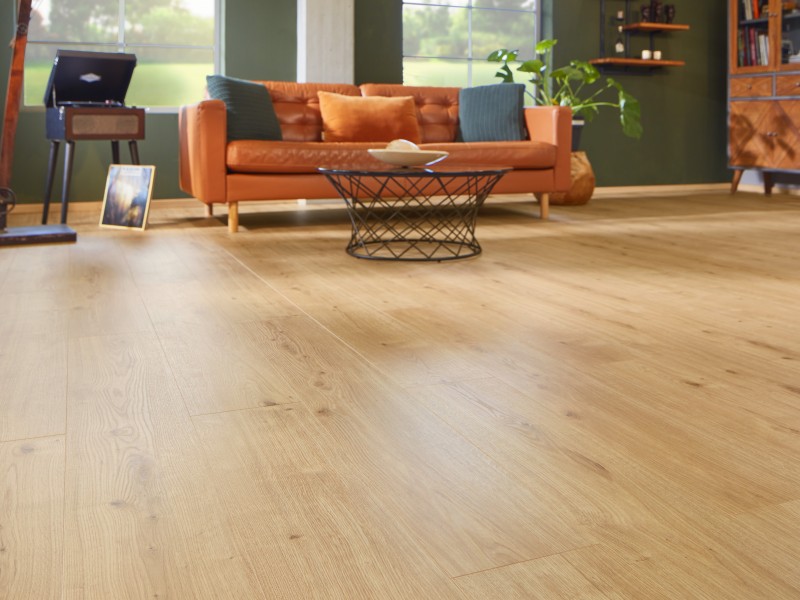 Ein Holzboden mit Sofa und Tisch