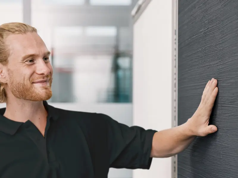 Mann streicht über eine Wand