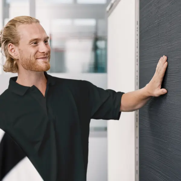 Ein Mann vor einer strukturierten Wand