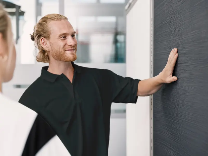Ein Mann vor einer strukturierten Wand