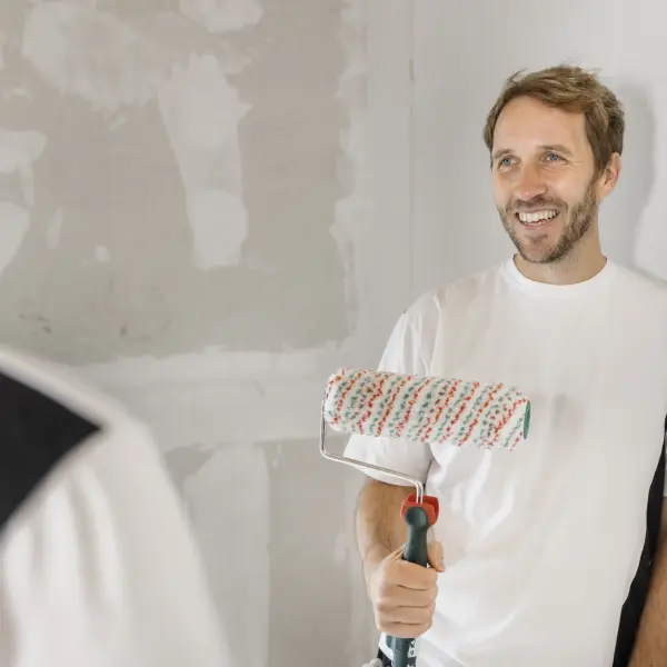 zwei Männer auf einer Baustelle