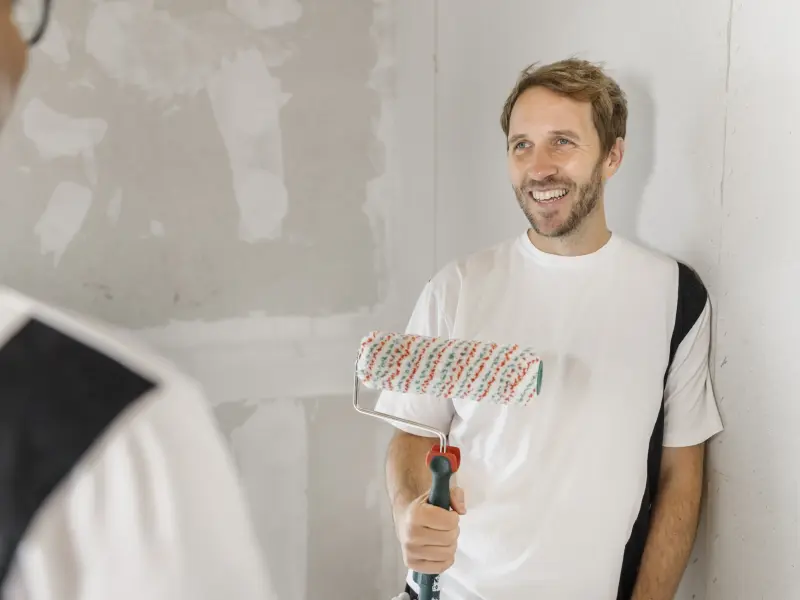 zwei Männer auf einer Baustelle