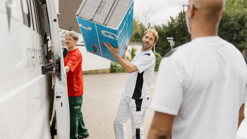 Maler mit einer Packung Dämmmaterial
