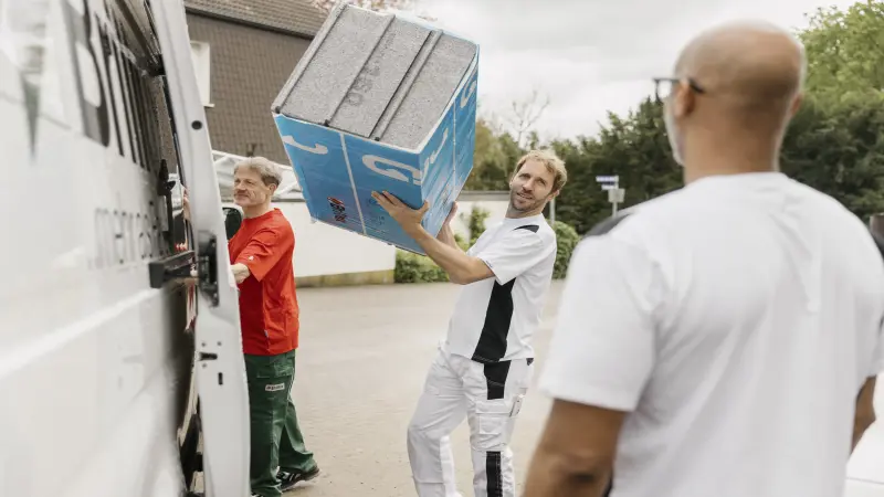 Maler mit einer Packung Dämmmaterial