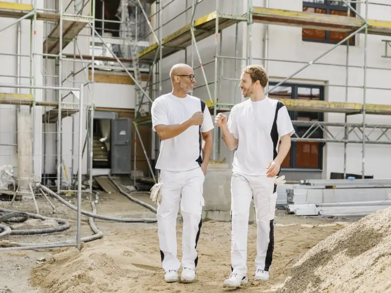 zwei Männer auf einer Baustelle