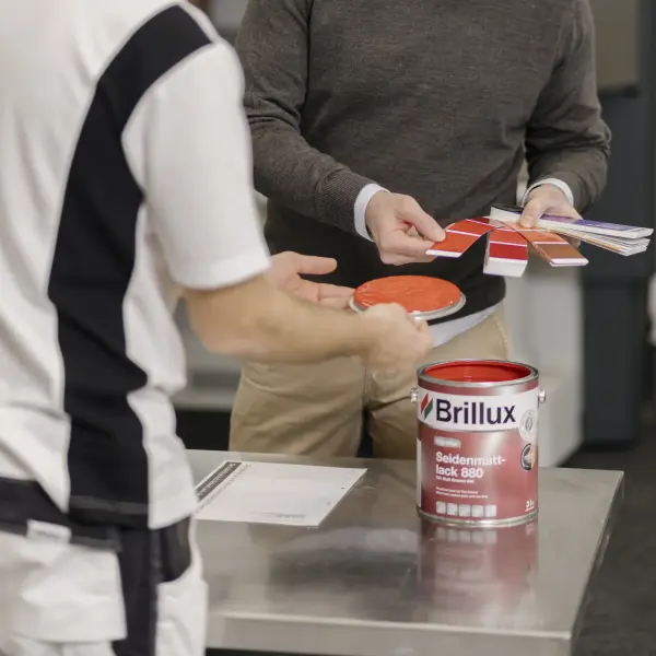 Ein Berater berät einen Maler