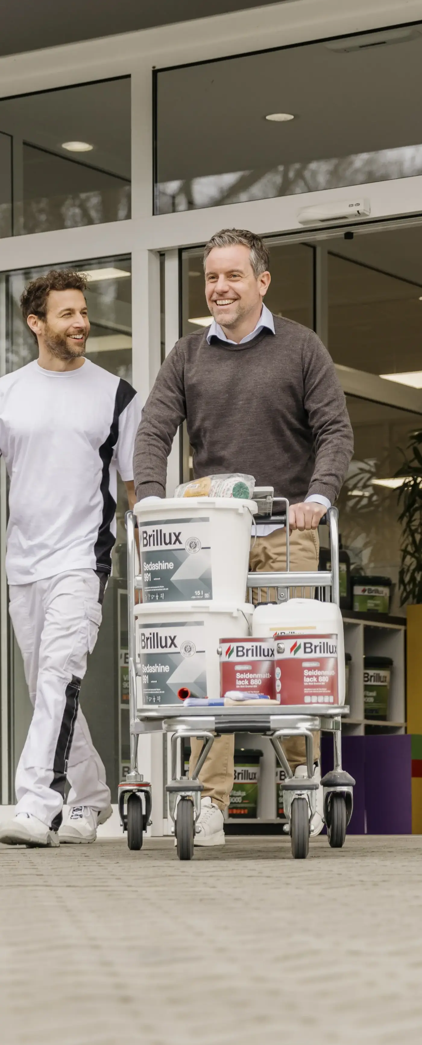 twee mannen bij een Brillux vestiging