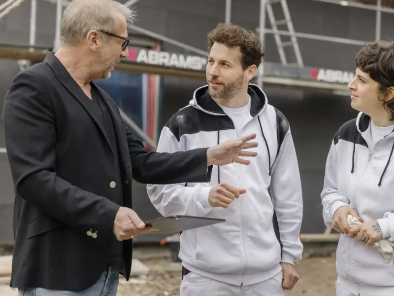 Mann zeigt Malern etwas