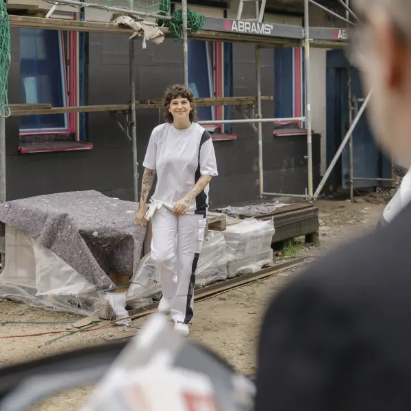 eine Frau auf einer Baustelle