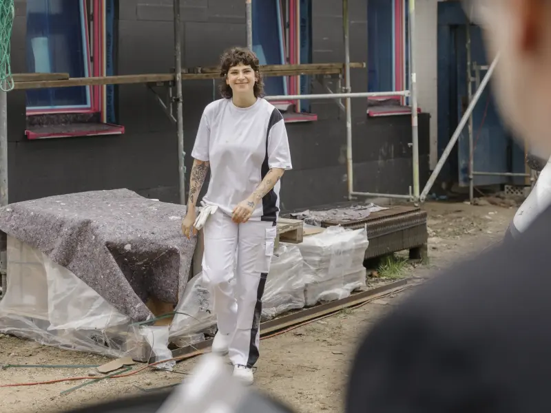 eine Frau auf einer Baustelle