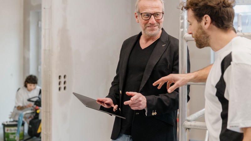 Maler und Berater sprechen miteinander