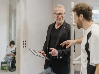 Maler und Berater sprechen miteinander