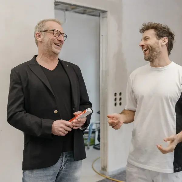 Drei Personen unterhalten sich