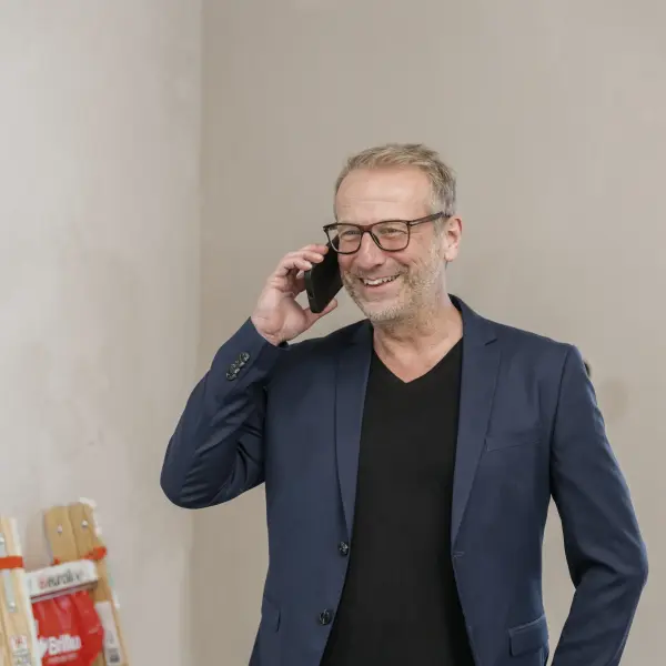 Technischer Berater am telefornieren