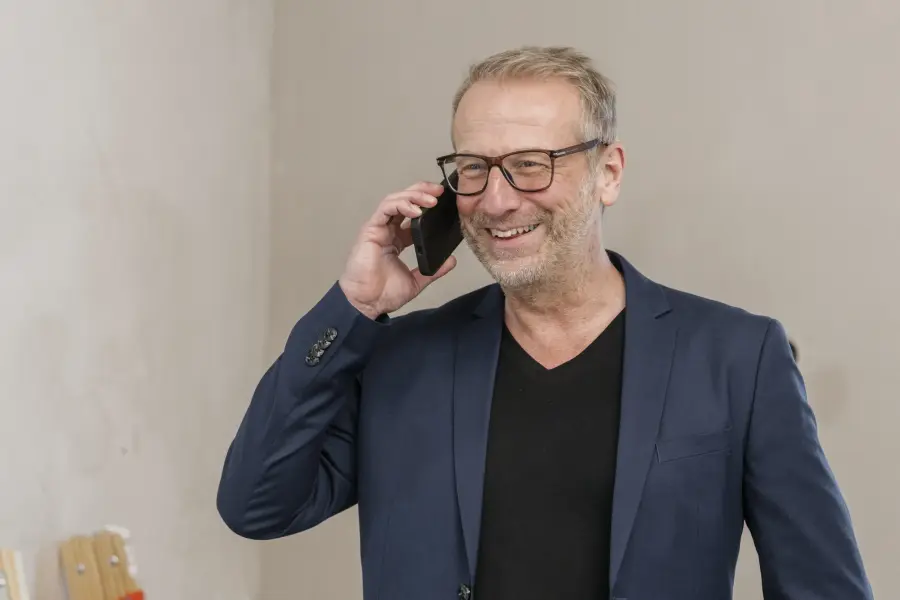 Technischer Berater am telefonieren