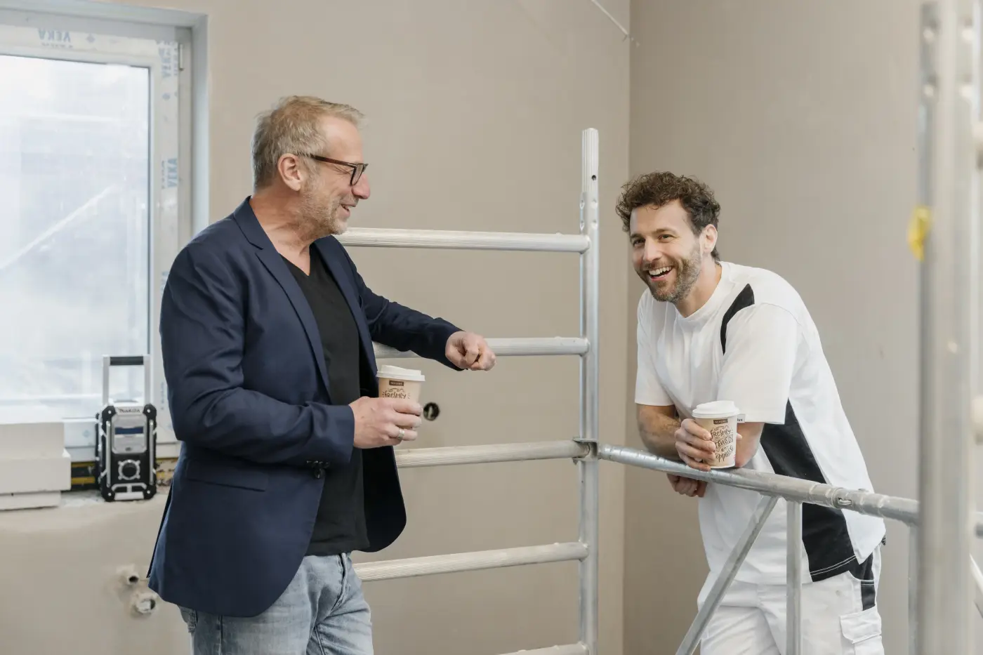 zwei Männer auf einer Baustelle