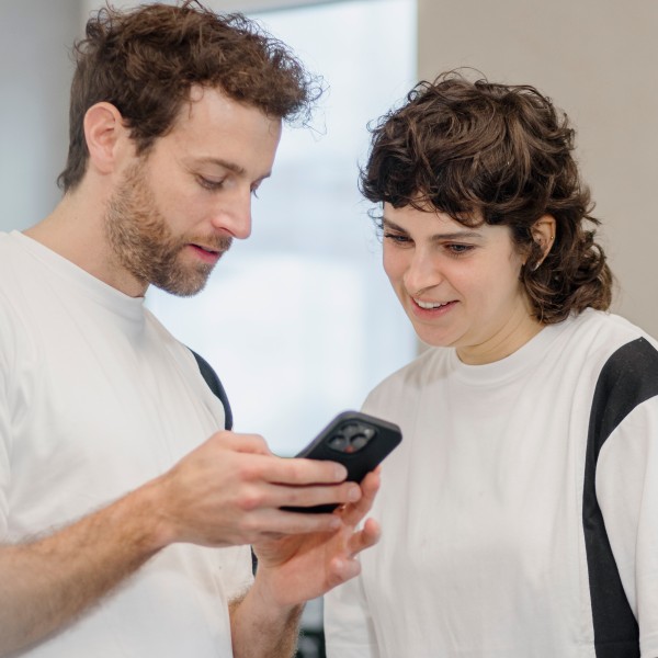 Zwei Maler schauen auf ein Handy