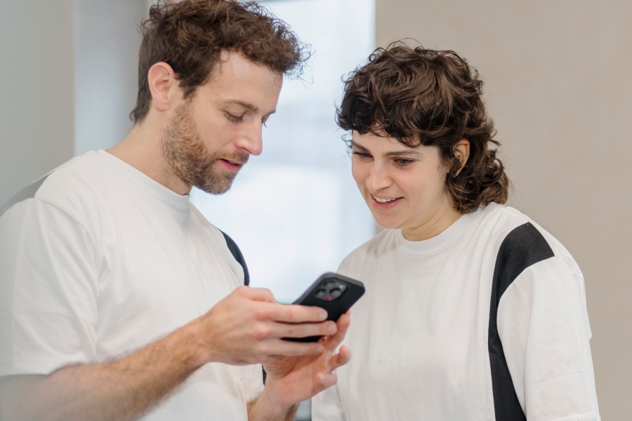 Zwei Maler schauen auf Handy