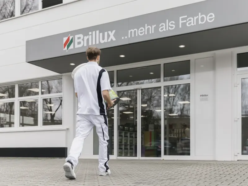 Maler auf dem Weg in eine Brillux Niederlassung