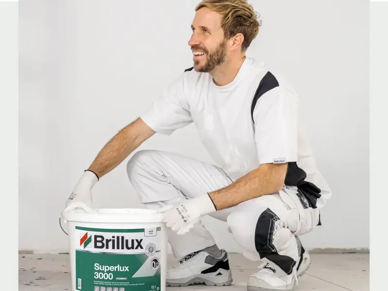 Ein Maler kniend mit Superlux 3000