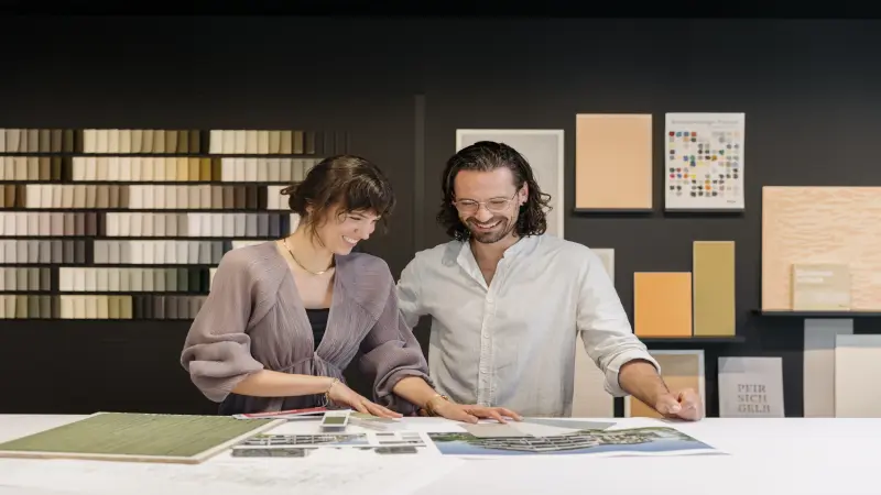 ein Mann und eine Frau in einem Brillux-Farbstudio
