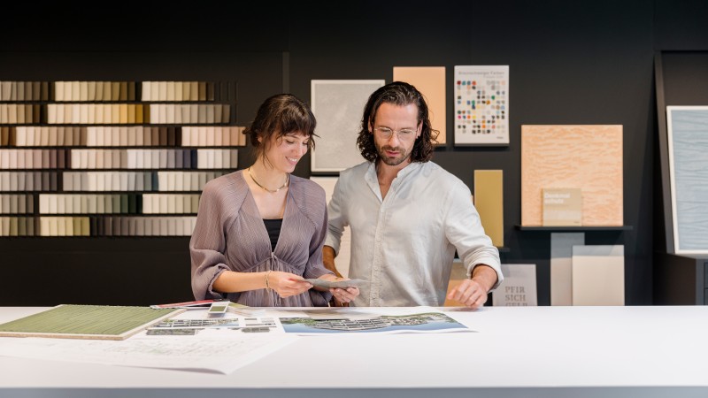zwei Personen in einem Brillux Farbstudio