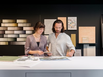 zwei Personen in einem Brillux Farbstudio