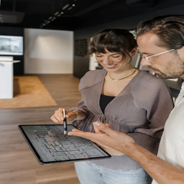 Eine Frau benutzt ein Tablet