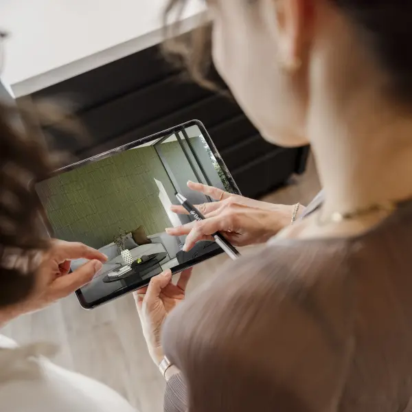 2 Personen am Tablet