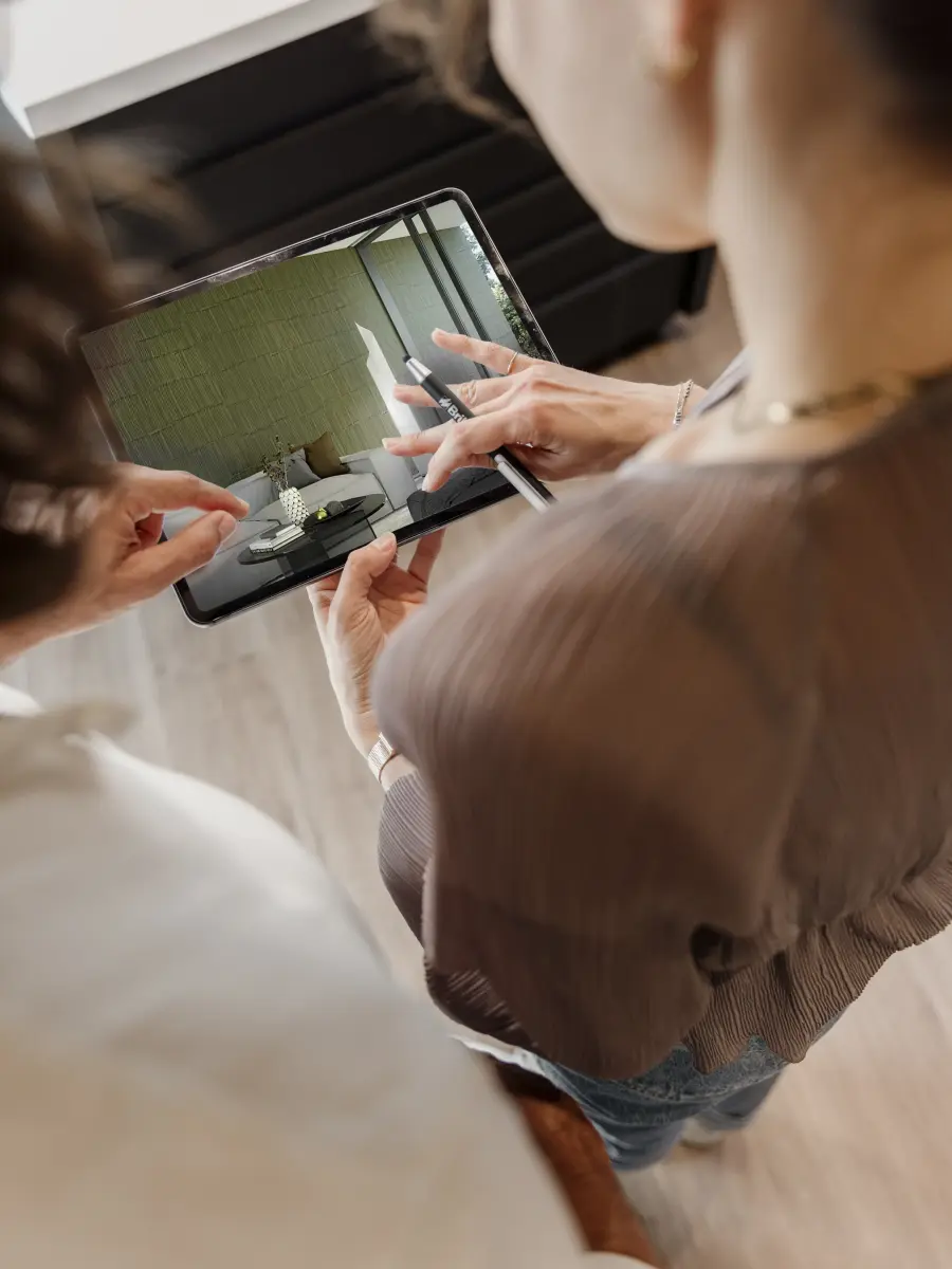 eine Frau, die ein Tablet benutzt