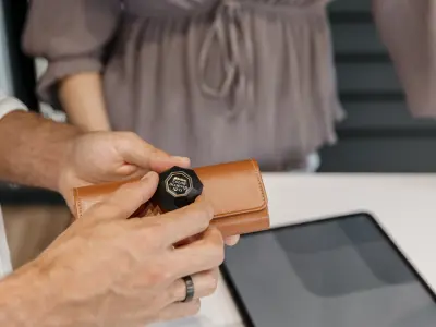 Eine Hand benutzt den Color Diamond Mini um eine Farbe zu analysieren.