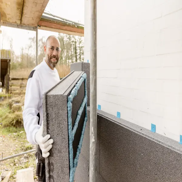 ein Mann auf einer Baustelle