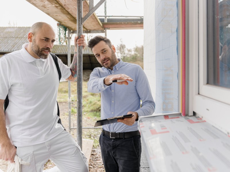 zwei Männer auf einer Baustelle