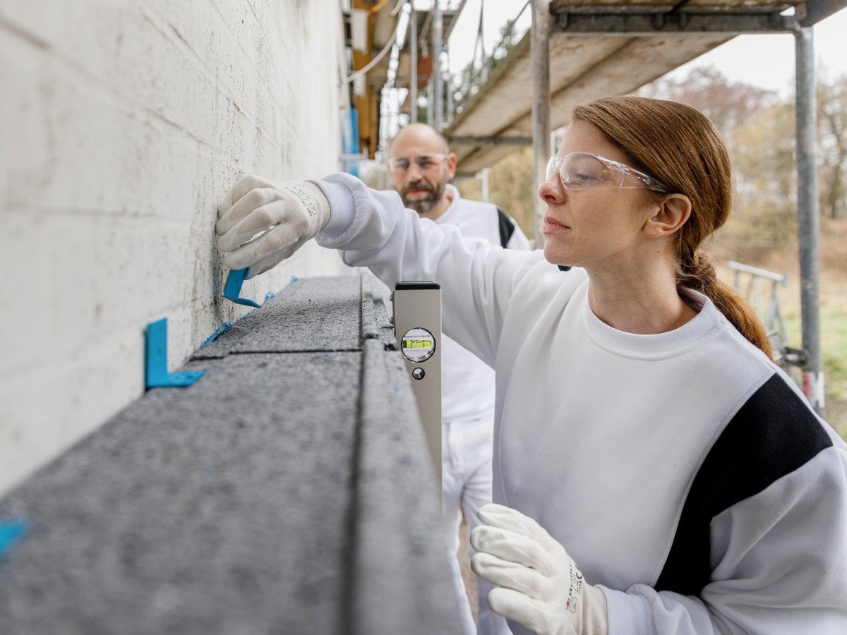 eine Malerin, der die Platte installiert