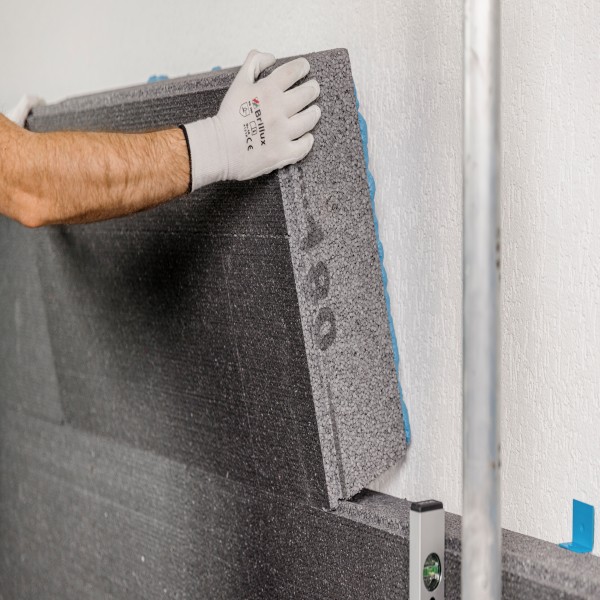 Ein Maler installiert eine WDVS Platte