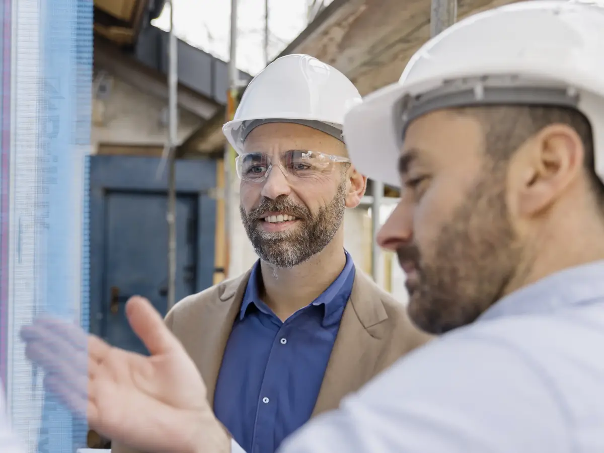 Zwei Männer sprechen auf einer Baustelle