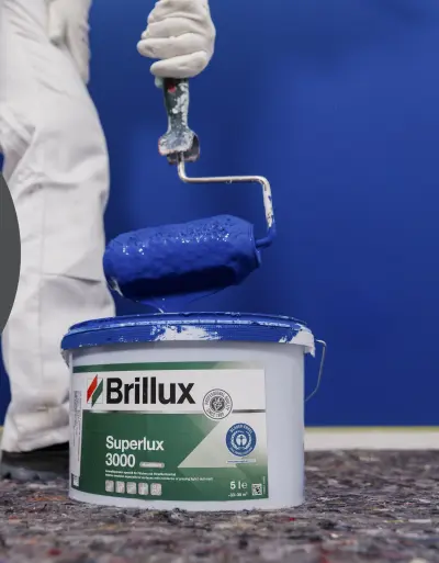 Farbeimer vor blauer Wand