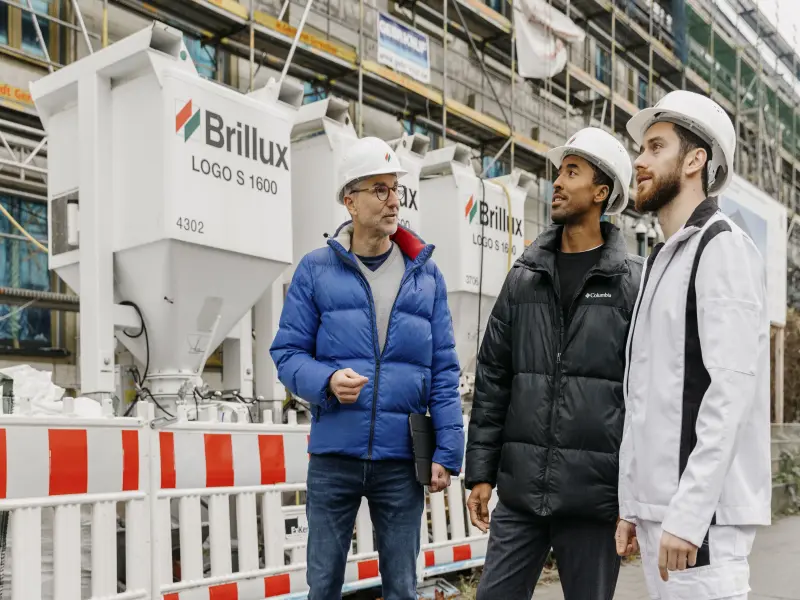 Drei Personen auf einer Baustelle