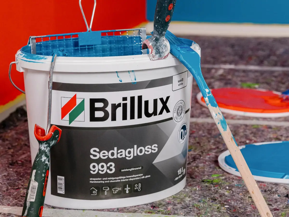 Ein Farbeimer mit Brillux-Sedagloss 993 steht auf dem Boden