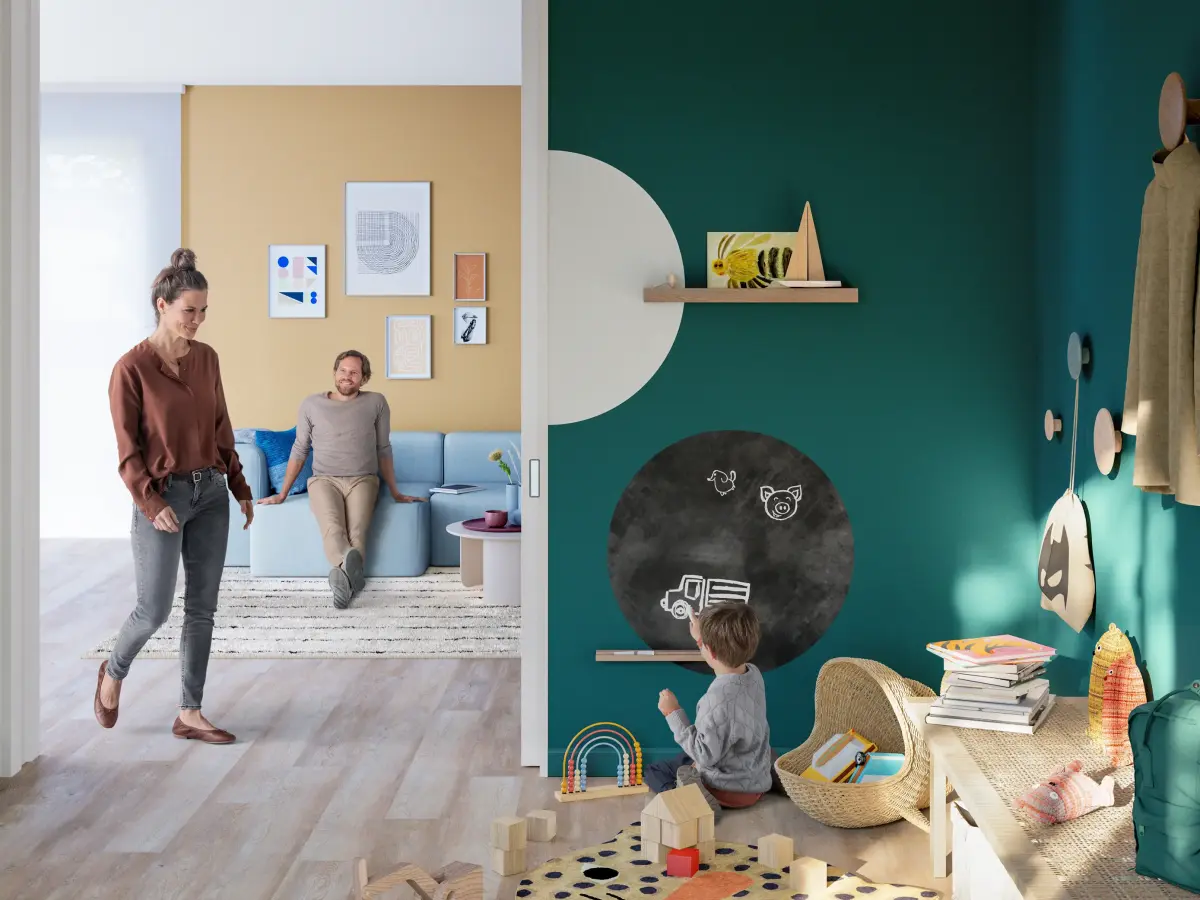 Frau läuft zu einem Kind, dass in seinem Kinderzimmer spielt.