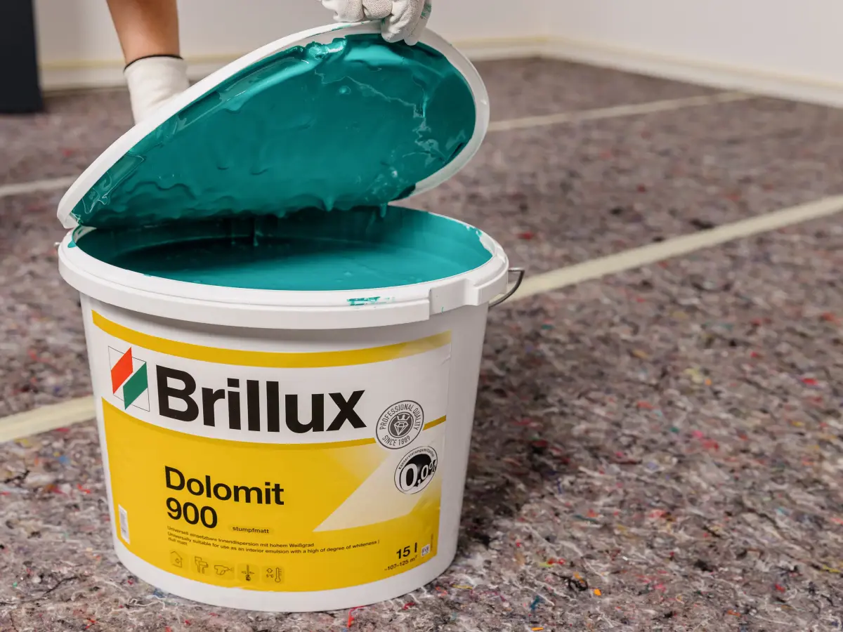 Farbeimer mit Dolomit 900 in grüner Tönung.