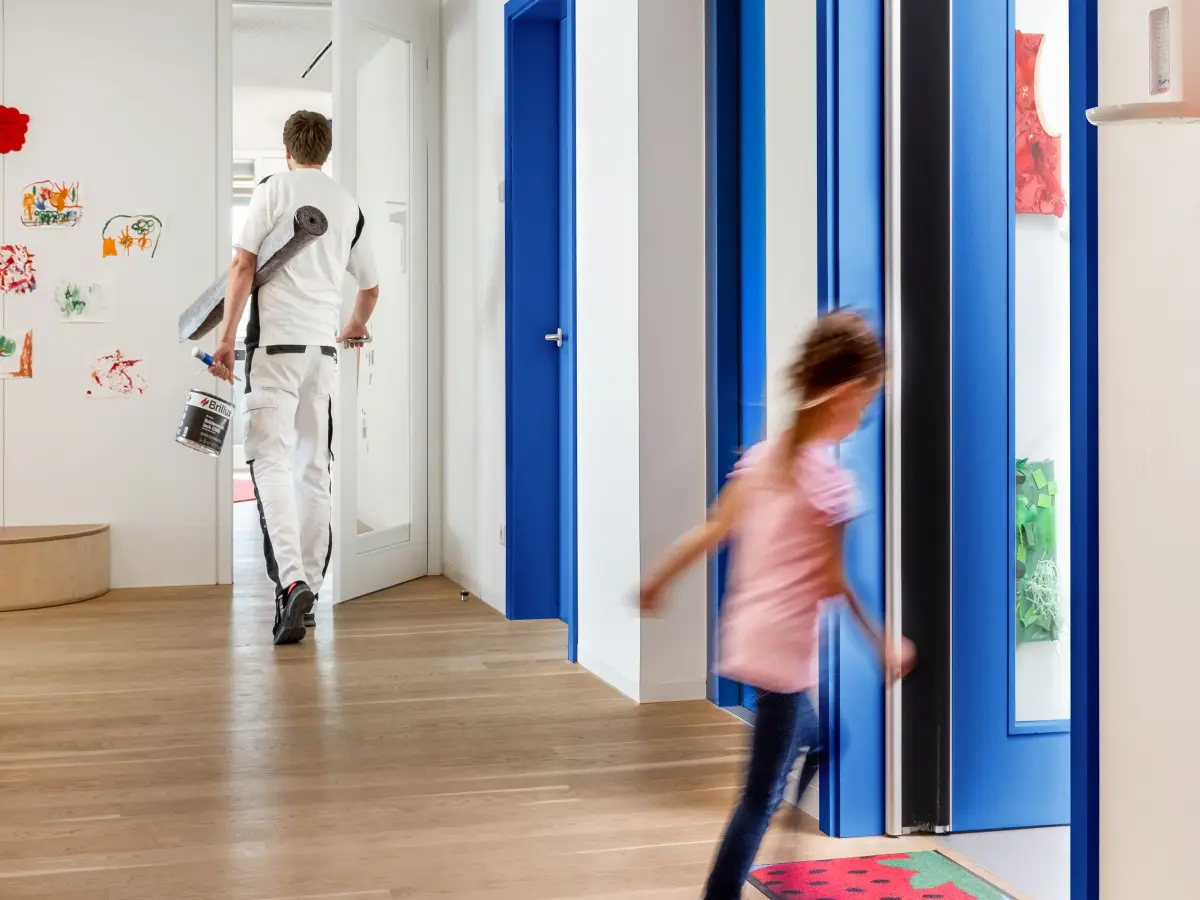 Mädchen läuft durch einen Raum