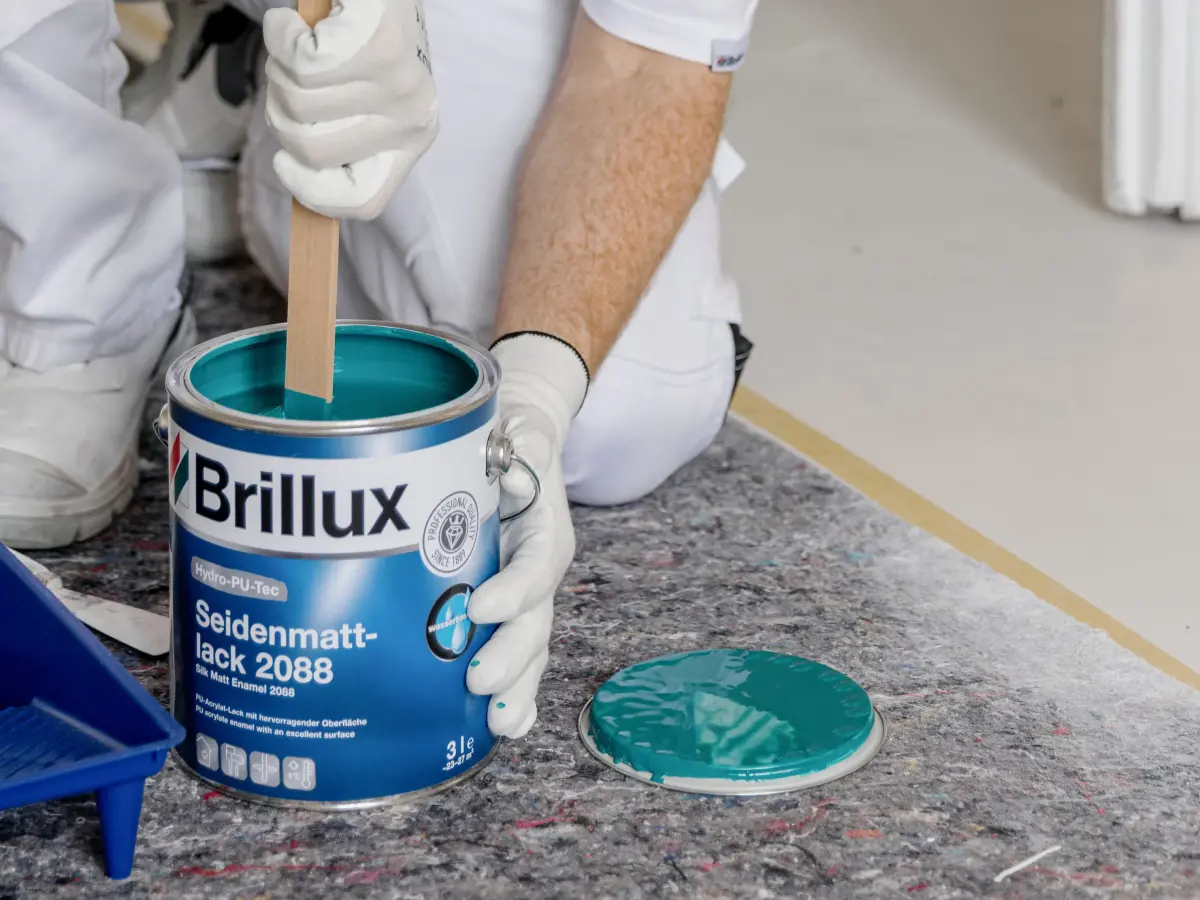 Ein Farbeimer mit Seidenmattlack 833 steht auf dem Boden