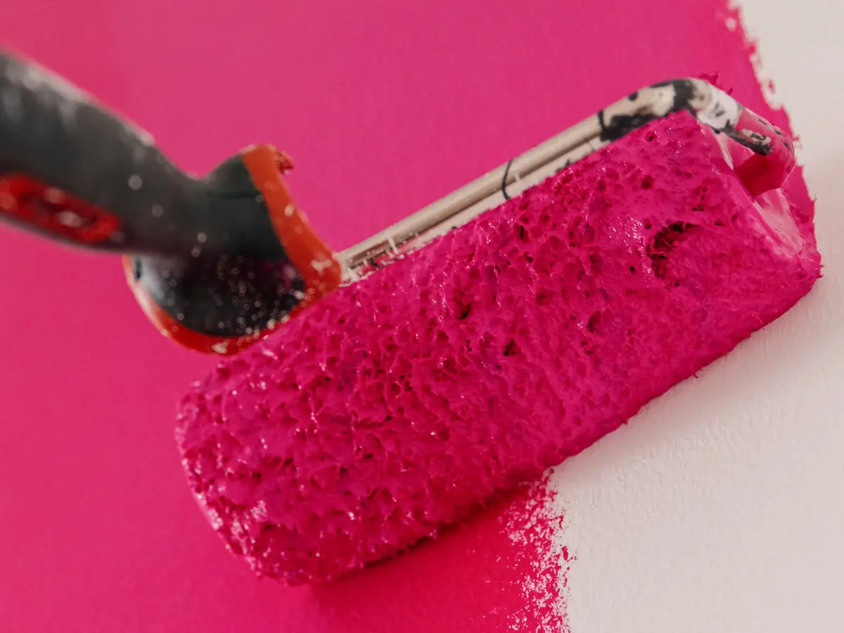 Pinke Farbe wird aufgetragen